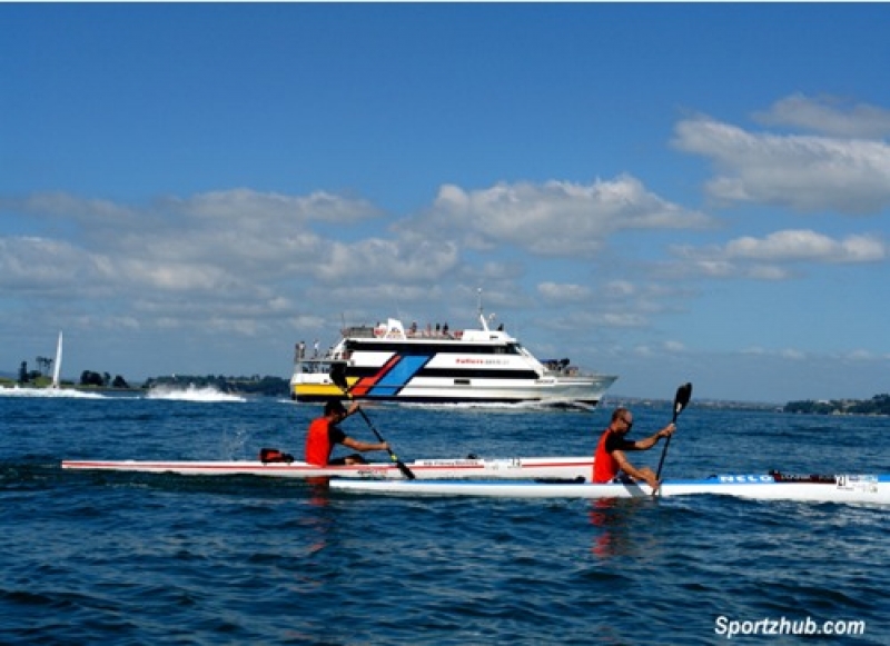 Mike Walker leads Ben Fouhy during the 2011 King of the Harbour